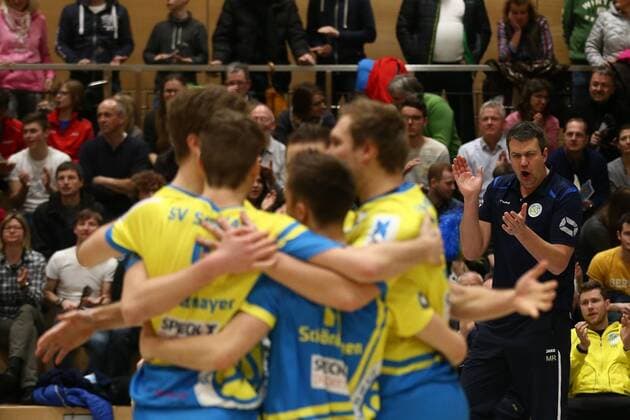 20.02.2016 - Volleyball - 2. Bundesliga Süd Männer - Saison 2015 2016 - SV Schwaig - ASV Neumarkt - MaWi - Michael Raddatz (Trainer SV Schwaig, rechts) und Team - jubeln Jubel Freude