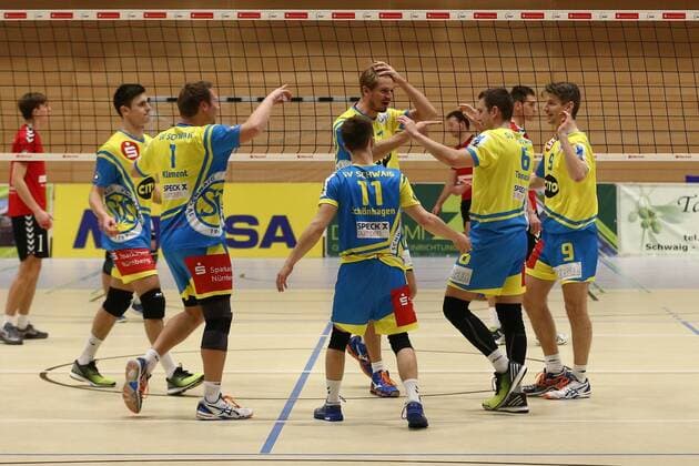 20.02.2016 - Volleyball - 2. Bundesliga Süd Männer - Saison 2015 2016 - SV Schwaig - ASV Neumarkt - MaWi - Marko Knauer (7, SV Schwaig, mitte) und Team - jubelt Jubel Freude