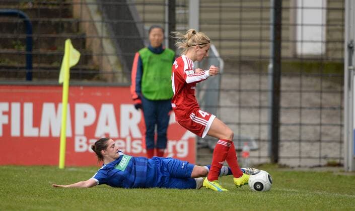 21.02.2016, xjkx, Fussball 1.Bundesliga Damen, Turbine Potsdam - 1.FFC Frankfurt, emspor, v.l. v.l.: Wibke Meister (Potsdam, 8), Kathrin-Julia Hendrich (Kathi Hendrich, Frankfurt, 4), Zweikampf, Aktion,