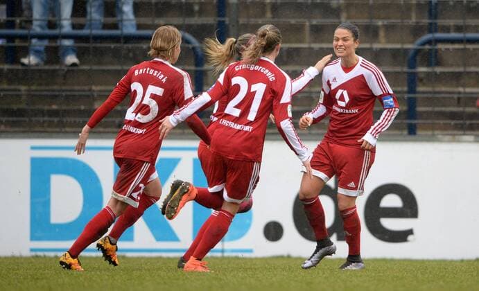 21.02.2016, xjkx, Fussball 1.Bundesliga Damen, Turbine Potsdam - 1.FFC Frankfurt, emspor, v.l. Dzsenifer Marozsan (Frankfurt, 10, re.) bejubelt das Tor zum 3:4, Jubel, jubeln, Freude, Sieg, freuen, Erfolg,