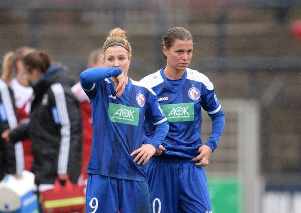 21.02.2016, xjkx, Fussball 1.Bundesliga Damen, Turbine Potsdam - 1.FFC Frankfurt, emspor, v.l. v.l.: Svenja Huth (Potsdam, 9), Patricia Hanebeck (Potsdam, 10), frustriert, Frust, Enttaeuschung, enttaeuscht, Niedergeschlagen, Niederlage,