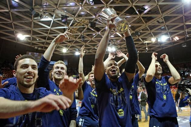 Muenchen Niels Giffey ( ALBA BERLIN ) Alex King ( ALBA BERLIN ) Jonas Wohlfarth-Bottermann ( ALBA BERLIN ) mit dem Pokal, FC Bayern Muenchen Basketball vs. ALBA Berlin, Beko BBL TOP FOUR 2016, Finale,21.02.2016, Copyright: Langerx xEibner-Pressefoto EP_HLR