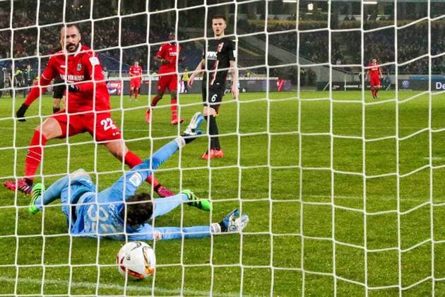 Aus 1. BL Saison 2015 16 Hannover 96 gegen den FC Augsburg am 21.02.2016 in der HDI Arena. Im Foto: Dieses Tor han 96 von Hugo Miguel Almeida 22 gegen FC TW Marwin Hitz 35 wurde wegen Abseits nicht gegeben