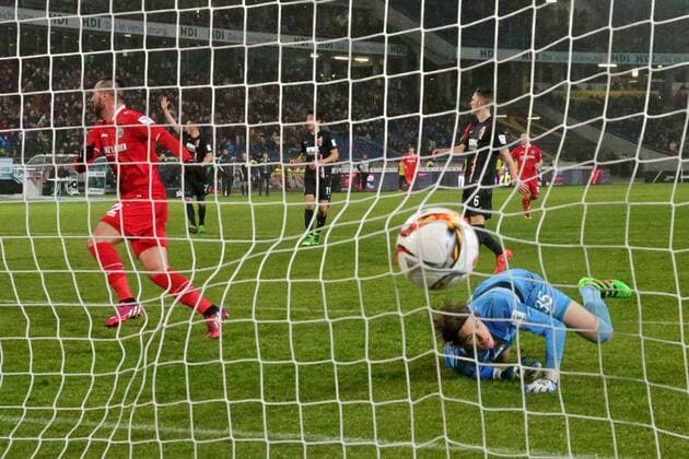 Bilder des Tages - Sport Aus 1. BL Saison 2015 16 Hannover 96 gegen den FC Augsburg am 21.02.2016 in der HDI Arena. Im Foto: Dieses Tor han 96 von Hugo Miguel Almeida 22 gegen FC TW Marwin Hitz 35 wurde wegen Abseits nicht gegeben