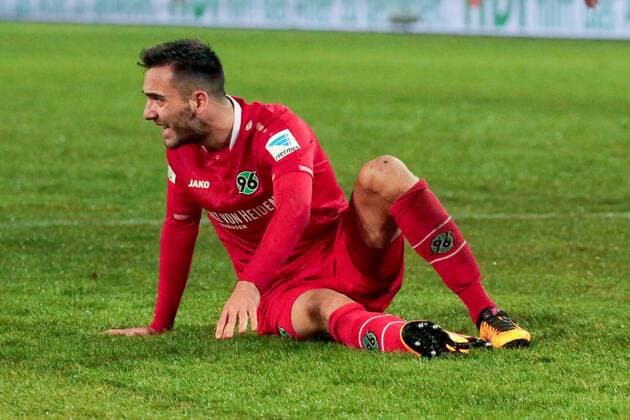 Aus 1. BL Saison 2015 16 Hannover 96 gegen den FC Augsburg 0:1 am 21.02.2016 in der HDI Arena. Im Foto: Han96 Spieler Kenan Karaman 26 am Boden
