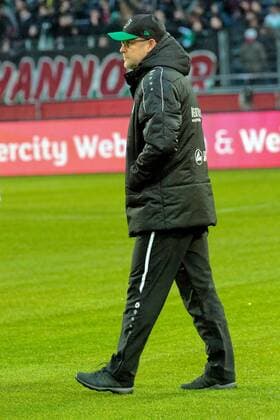 Aus 1. BL Saison 2015 16 Hannover 96 gegen den FC Augsburg 0:1 am 21.02.2016 in der HDI Arena. Im Foto: Han96 Trainer Thomas Schaaf in der aufwärmphase