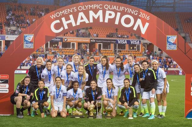 Fußball, Damen, Olympia Quali, USA gewinnt CONCACAF-Finale gegen Kanada February 21, 2016: Team USA poses for a group photo after winning the Championship in the Final match of the CONCACAF Olympic Qualifying tournament between Canada and the USA at BBVA Compass Stadium in Houston, TX. USA won 2-0... Soccer 2016: Canada vs USA FEB 21 - ZUMAc04_