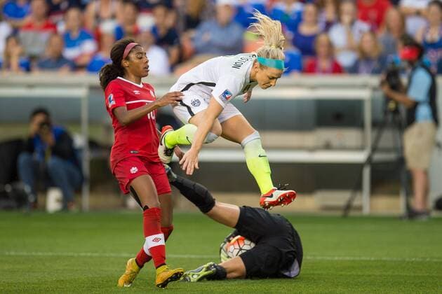 Fußball, Damen, Olympia Quali, USA gewinnt CONCACAF-Finale gegen Kanada February 21, 2016: United States defender Julie Johnston (8) leaps over her teammate United States goalkeeper Hope Solo (1) as Canada midfielder Ashley Lawrence (10) follows close behind during the Final match of the CONCACAF Olympic Qualifying tournament between Canada and the USA at BBVA Compass Stadium in Houston, TX. USA won 2-0... Soccer 2016: Canada vs USA FEB 21 - ZUMAc04_
