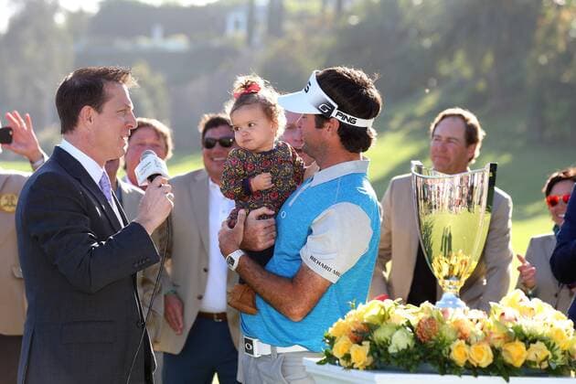 February 21, 2016 Bubba Watson picks up his daughter after she ran onto the green after winning the Northern Trust Open at Riviera Country Club in Pacific Palisades, California. PGA Golf Herren 2016: Northern Trust Open FEB 21 - ZUMAcb8_