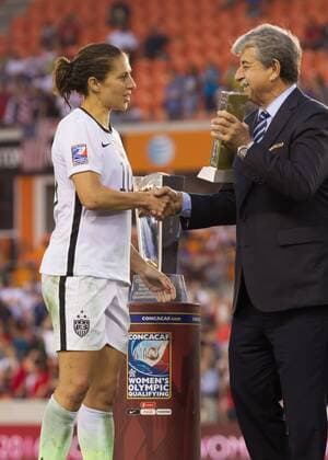 Fußball, Damen, Olympia Quali, USA gewinnt CONCACAF-Finale gegen Kanada 21 February 2016: USA Midfielder Carli Lloyd (10) accepts the Team Fair Play award during the Women s Olympic qualifying soccer final match between Canada and USA at BBVA Compass Stadium in Houston, Texas. (Photograph by Leslie Plaza Johnson Icon Sportswire) SOCCER: FEB 21 Women s Olympic Qualifying - Final - Canada vs USA Icon16022131 EDITORIAL USE ONLY