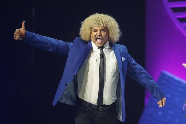 Bilder des Tages - SPORT Fußball, Copa America, Auslosung Former Colombian soccer player el Pibe Valderrama¡ greets the audience during the official draw held at the Hammerstein Ballroom in New York, USA, on 21 February 2016. The Copa America Centenario, a once-in-a-lifetime soccer summer event, which honors 100 years of the Copa America tournament, will take place in the US from June 3-26, 2016. 2016 Copa America Centenario Official Draw !ACHTUNG: NUR REDAKTIONELLE NUTZUNG!  20160222-635917263180056814