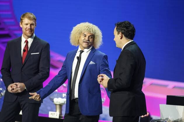 Fußball, Copa America, Auslosung Former Colombian soccer player el Pibe Valderrama (C) is seen during the official draw held at the Hammerstein Ballroom in New York, USA, on 21 February 2016. The Copa America Centenario, a once-in-a-lifetime soccer summer event, which honors 100 years of the Copa America tournament, will take place in the US from June 3-26, 2016. 2016 Copa America Centenario Official Draw !ACHTUNG: NUR REDAKTIONELLE NUTZUNG!  20160222-635917265042852814