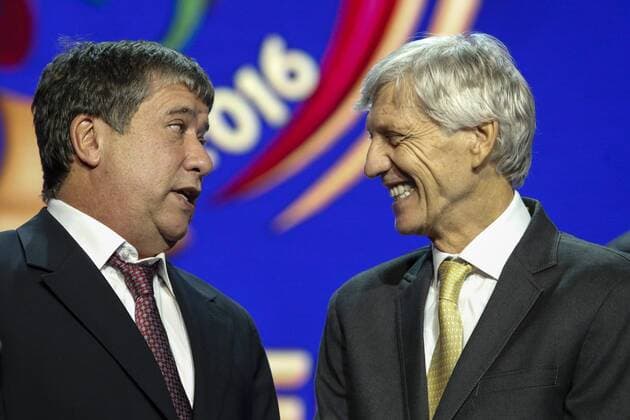 Fußball, Copa America, Auslosung Technical managers from Panama, Hernan Dairo Gomez (L), and Colombia, Nestor Jose Pekerman (R), chat during the Copa America Centenario 2016 official draw held at the Hammerstein Ballroom in New York, USA, on 21 February 2016. The Copa America Centenario, a once-in-a-lifetime soccer summer event, which honors 100 years of the Copa America tournament, will take place in the US from June 3-26, 2016. 2016 Copa America Centenario Official Draw !ACHTUNG: NUR REDAKTIONELLE NUTZUNG!  20160222-635917267557572814