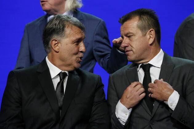 Fußball, Copa America, Auslosung Technical managers from Argentina, Gerardo Tata Martino (L), and Brazil, Martin Dunga (R), chat during the Copa America Centenario 2016 official draw held at the Hammerstein Ballroom in New York, USA, on 21 February 2016. The Copa America Centenario, a once-in-a-lifetime soccer summer event, which honors 100 years of the Copa America tournament, will take place in the US from June 3-26, 2016. 2016 Copa America Centenario Official Draw !ACHTUNG: NUR REDAKTIONELLE NUTZUNG!  20160222-635917268185316814