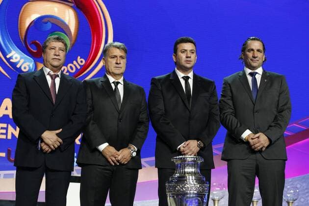 Fußball, Copa America, Auslosung (L to R) Technical managers from Panama Hernan Dario Gomez, Argentina Gerardo Tata Martino, Bolivia Julio Cease Baldivieso and Chile Juan Antonio Pizzi pose at the Copa America Centenario 2016 official draw held at the Hammerstein Ballroom in New York, USA, on 21 February 2016. The Copa America Centenario, a once-in-a-lifetime soccer summer event, which honors 100 years of the Copa America tournament, will take place in the US from June 3-26, 2016. 2016 Copa America Centenario Official Draw !ACHTUNG: NUR REDAKTIONELLE NUTZUNG!  20160222-635917268867192814