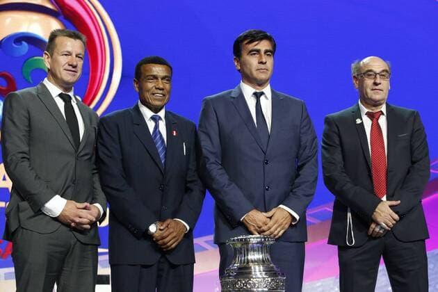 Fußball, Copa America, Auslosung (L to R) Technical managers from Brazil Dunga, technical assistant from Peru Norberto Solano, Ecuador Gustavo Quinteros and Haiti Patrice Neveu pose at the Copa America Centenario 2016 official draw held at the Hammerstein Ballroom in New York, USA, on 21 February 2016. The Copa America Centenario, a once-in-a-lifetime soccer summer event, which honors 100 years of the Copa America tournament, will take place in the US from June 3-26, 2016. 2016 Copa America Centenario Official Draw !ACHTUNG: NUR REDAKTIONELLE NUTZUNG!  20160222-635917269499928814