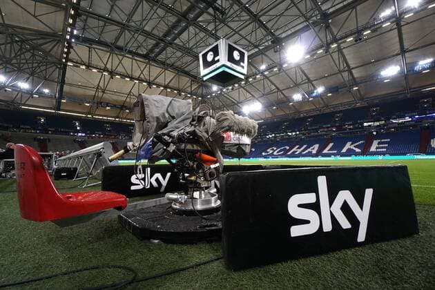 21.02.2016, Fussball, Saison 2015 2016, 1. Bundesliga, 22. Spieltag, FC Schalke 04 - VfB Stuttgart 1:1, Sky TV Fernsehkamera in der Schalker Veltins Arena