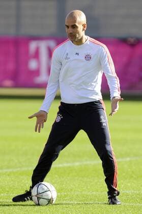 Pep (Josep) GUARDIOLA (Trainer FCB) ,Gestik,gibt ANweisungen. Training FC Bayern Muenchen vor dem Abflug zum Champions League Spiel gegen Juventus Turin. Fussball 1. Bundesliga,am 22.02.2016.