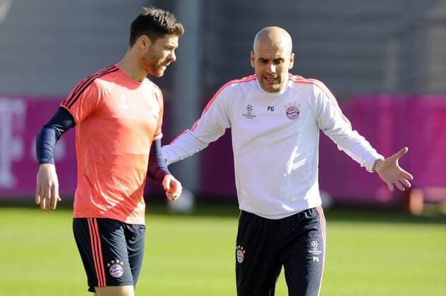Pep (Josep) GUARDIOLA (Trainer FCB) spricht intensiv mit Xabi ALONSO (Bayern Muenchen).Gestik. Training FC Bayern Muenchen vor dem Abflug zum Champions League Spiel gegen Juventus Turin. Fussball 1. Bundesliga,am 22.02.2016.