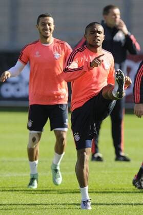 v.re:Douglas COSTA (Bayern Muenchen),Thiago ALCANTARA (FCB),Aktion. Training FC Bayern Muenchen vor dem Abflug zum Champions League Spiel gegen Juventus Turin. Fussball 1. Bundesliga,am 22.02.2016.