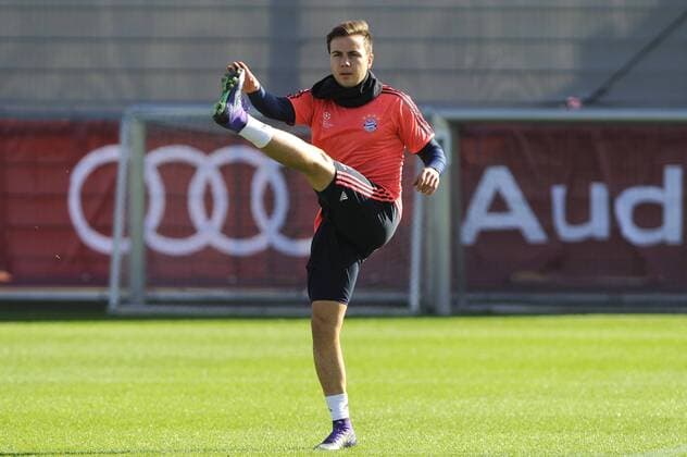 Mario GOETZE,GÖTZE (Bayern Muenchen),Aktion,Einzelaktion,Einzelbild,Freisteller,Ganzkoerperaufnahme,ganze Figur. Training FC Bayern Muenchen vor dem Abflug zum Champions League Spiel gegen Juventus Turin. Fussball 1. Bundesliga,am 22.02.2016.