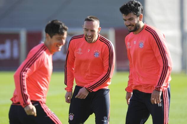 Bester Laune-v.li:Robert LEWANDOWSKI (Bayern Muenchen),Franck RIBERY (Bayern Muenchen),Serdar TASCI (Bayern Muenchen),lacht,lachen,lachend,optimistisch,gutgelaunt,Aktion. Training FC Bayern Muenchen vor dem Abflug zum Champions League Spiel gegen Juventus Turin. Fussball 1. Bundesliga,am 22.02.2016.