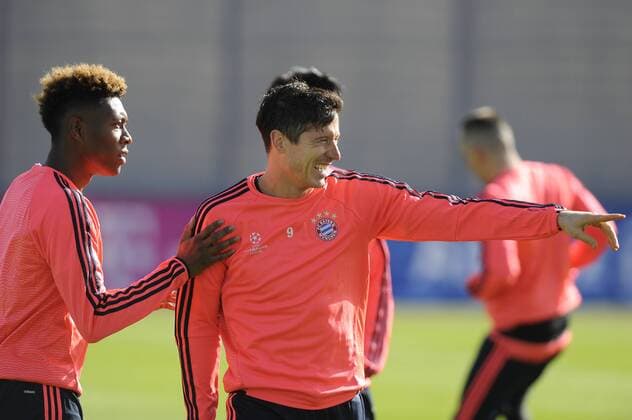 Bester Laune-v.li:David ALABA (Bayern Muenchen),Robert LEWANDOWSKI (Bayern Muenchen),zeigt die Richtung an,lacht,lachen,lachend,optimistisch,gutgelaunt,Aktion. Training FC Bayern Muenchen vor dem Abflug zum Champions League Spiel gegen Juventus Turin. Fussball 1. Bundesliga,am 22.02.2016.