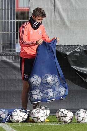 Thomas MUELLER (MÜLLER,Bayern Muenchen),leert das Ballnetz aus,Baelle. Training FC Bayern Muenchen vor dem Abflug zum Champions League Spiel gegen Juventus Turin. Fussball 1. Bundesliga,am 22.02.2016.