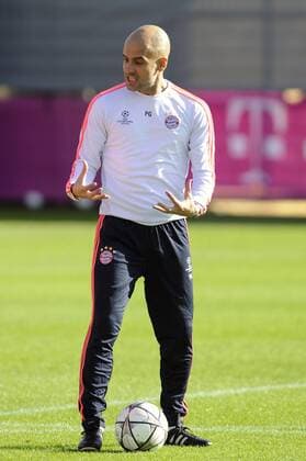Pep (Josep) GUARDIOLA (Trainer FCB) ,Gestik,gibt ANweisungen. Training FC Bayern Muenchen vor dem Abflug zum Champions League Spiel gegen Juventus Turin. Fussball 1. Bundesliga,am 22.02.2016.