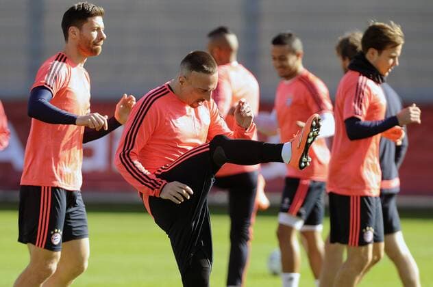 v.li:Xabi ALONSO (Bayern Muenchen),Franck RIBERY (Bayern Muenchen),Aktion. Training FC Bayern Muenchen vor dem Abflug zum Champions League Spiel gegen Juventus Turin. Fussball 1. Bundesliga,am 22.02.2016.