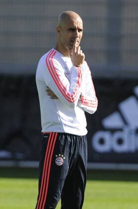 Pep (Josep) GUARDIOLA (Trainer FCB) skeptisch. Training FC Bayern Muenchen vor dem Abflug zum Champions League Spiel gegen Juventus Turin. Fussball 1. Bundesliga,am 22.02.2016.
