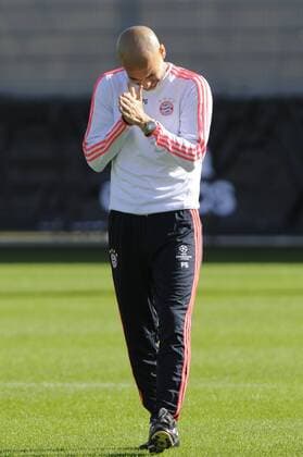 Pep (Josep) GUARDIOLA (Trainer FCB) ,Gestik,gibt Aweisungen. Training FC Bayern Muenchen vor dem Abflug zum Champions League Spiel gegen Juventus Turin. Fussball 1. Bundesliga,am 22.02.2016.