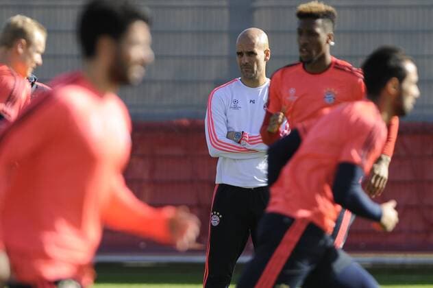 Pep (Josep) GUARDIOLA (Trainer FCB) ,beobachtet das Training. Training FC Bayern Muenchen vor dem Abflug zum Champions League Spiel gegen Juventus Turin. Fussball 1. Bundesliga,am 22.02.2016.