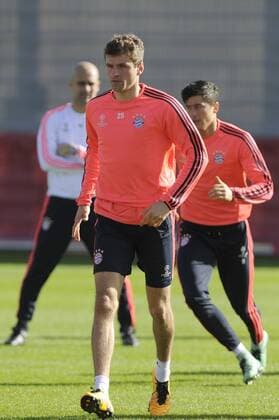 Thomas MUELLER (MÜLLER,Bayern Muenchen),Robert LEWANDOWSKI (Bayern Muenchen),Pep (Josep) GUARDIOLA (Trainer FCB),Aktion. Training FC Bayern Muenchen vor dem Abflug zum Champions League Spiel gegen Juventus Turin. Fussball 1. Bundesliga,am 22.02.2016.
