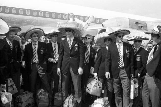 Ankunft BR Deutschland zur WM 1970 in Mexiko, v.li.: Helmut Haller, Hannes Löhr, Peter Dietrich, Torwart Manfred Manglitz, Klaus Fichtel, Gerd Müller, 2.v.re. Jürgen Grabowski