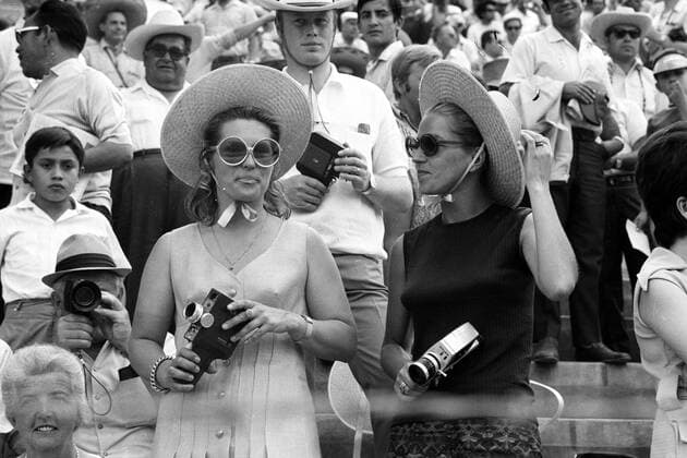 Ilka Seeler, Ehefrau von Uwe, und Brigitte Beckenbauer, Ehefrau von Franz (beide BR Deutschland), als Zuschauer während der WM 1970 mit Videokameras auf der Tribüne