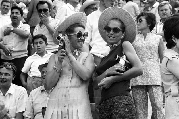 Ilka Seeler, Ehefrau von Uwe, und Brigitte Beckenbauer, Ehefrau von Franz (beide BR Deutschland), als Zuschauer während der WM 1970 mit Videokameras auf der Tribüne