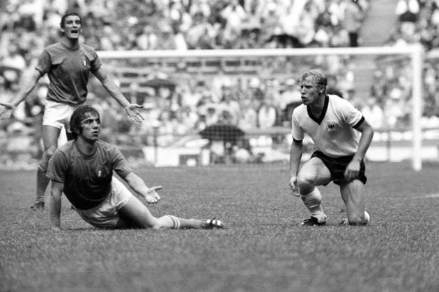 Berti Vogts (BR Deutschland) und Roberto Boninsegna am Boden, dahinter Luigi Riva (beide Italien)