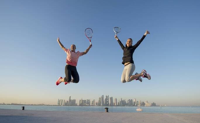 Doha Qatar, Tennis 2016 Qatar Total Open Vor der Doha Skyline : v.L.:Angelique Kerber ,Deutschland und Agnieszka Radwanska ,Polen