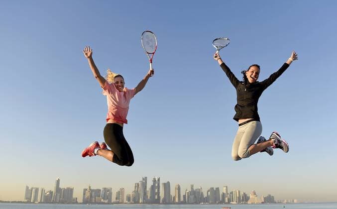 Doha Qatar, Tennis 2016 Qatar Total Open Vor der Doha Skyline : v.L.:Angelique Kerber ,Deutschland und Agnieszka Radwanska ,Polen
