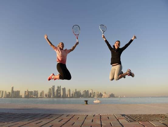 Doha Qatar, Tennis 2016 Qatar Total Open Vor der Doha Skyline : v.L.:Angelique Kerber ,Deutschland und Agnieszka Radwanska ,Polen