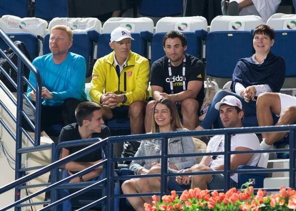 Bilder des Tages - SPORT Novak Djokovic Team als Zuschauer auf der Tribuene, L-R.Coach Boris Becker,Fitnesstrainer Gebhard Gritsch,Physio Stefan Duell und PR Frau Elena Cappellaro . Tennis - Dubai Duty Free Tennis Championships - ATP Tennis Herren - - Dubai - - United Arab Emirates - 22 February 2016.