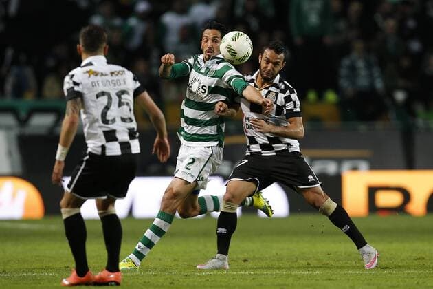 Lisbon, Portugal - Sporting s midfielder Ezequiel Schelotto (C) vies for the ball with Boavista s midfielder Anderson Carvalho (R) and Boavista s midfielder Afonso Figueiredo (L) during the Portuguese League football match between Sporting CP and Boavista FC at Jose Alvalade Stadium in Lisbon on February 21, 2016. NURPHOTO CARLOS PALMA. FBL-LIGA-POR-SPORTING-BOAVISTA - ZUMAn230