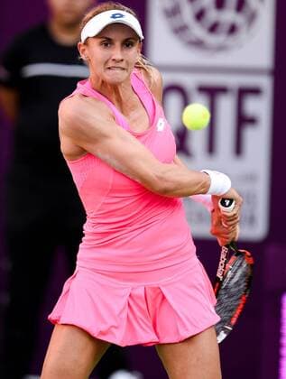 Lesia Tsurenko of Ukraine returns the ball during the women s singles match against Roberta Vinci of Italy at WTA Tennis Damen Qatar Open 2016 at the International Khalifa Tennis Complex of Doha, Qatar, Feb. 22, 2016. Roberta Vinci won 2-0. ) (SP)QATAR-DOHA-TENNIS-QATAR OPEN 2016-WOMEN S SINGLES Nikku 
