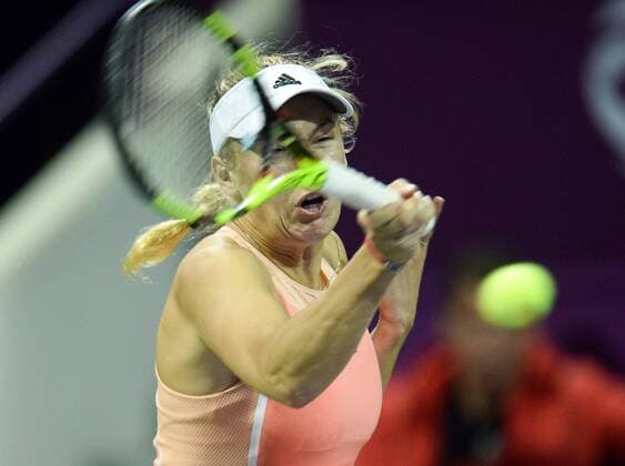 Caroline Wozniacki of Denmark returns the ball during the women s singles match against Konjuh of Croatia at WTA Tennis Damen Qatar Open 2016 at the International Khalifa Tennis Complex of Doha, Qatar, Feb. 22, 2016. Caroline Wozniacki won 2-1. ) (SP)QATAR-DOHA-TENNIS-QATAR OPEN 2016-WOMEN S SINGLES Nikku 