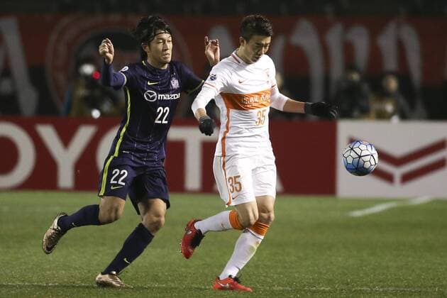 Fußball, AFC Champions League, Sanfrecce Hiroshima - Luneng Taishan SAITAMA, JAPAN - FEBRUARY 23: (CHINA OUT) Dai Lin 35 of Shandong Luneng and Yusuke Minagawa 22 of Sanfrecce Hiroshima compete for the ball during the AFC Champions League Group F match between Sanfrecce Hiroshima and Shandong Luneng FC at Hiroshima Athletic Stadium on February 23, 2016 in Saitama, Japan.  CFP480056679 