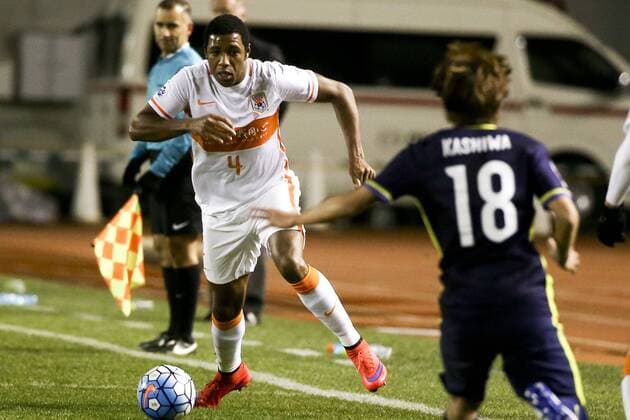 Fußball, AFC Champions League, Sanfrecce Hiroshima - Luneng Taishan SAITAMA, JAPAN - FEBRUARY 23: (CHINA OUT) Jucilei 4 of Shandong Luneng drives the ball during the AFC Champions League Group F match between Sanfrecce Hiroshima and Shandong Luneng FC at Hiroshima Athletic Stadium on February 23, 2016 in Saitama, Japan.  CFP480056684 