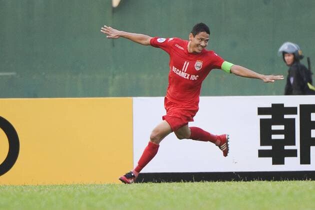 Fußball, AFC Champions League, Becamex Binh Duong FC - Jiangsu Suning FC THU DAU MOT, VIETNAM - FEBRUARY 23: (CHINA OUT) Nguyen Anh Duc 11 of Becamex Binh Duong celebrates after scoring his team s first goal during the AFC Champions League Group E match between Becamex Binh Duong and Jiangsu Suning at Binh Duong Stadium on February 23, 2016 in Thu Dau Mot, Vietnam.  CFP480057331 
