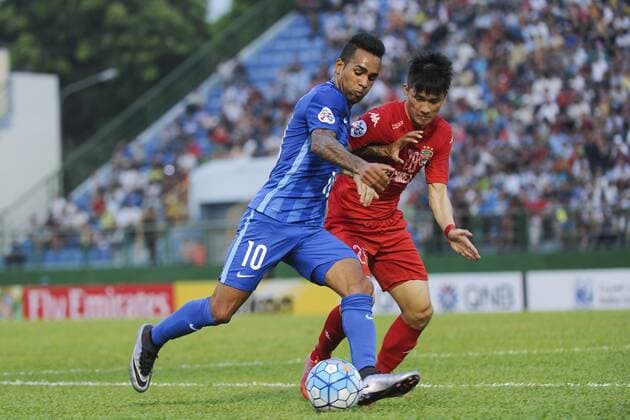 Fußball, AFC Champions League, Becamex Binh Duong FC - Jiangsu Suning FC THU DAU MOT, VIETNAM - FEBRUARY 23: (CHINA OUT) Alex Teixeira 10 of Jiangsu Suning drives the ball during the AFC Champions League Group E match between Becamex Binh Duong and Jiangsu Suning at Binh Duong Stadium on February 23, 2016 in Thu Dau Mot, Vietnam.  CFP480057363 