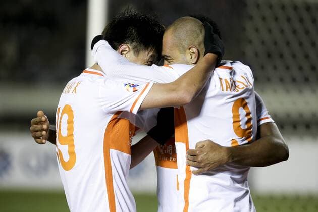 Fußball, AFC Champions League, Sanfrecce Hiroshima - Luneng Taishan SAITAMA, JAPAN - FEBRUARY 23: (CHINA OUT) Diego Tardelli 9 of Shandong Luneng celebrates with team mates after scoring his team s second goal during the AFC Champions League Group F match between Sanfrecce Hiroshima and Shandong Luneng FC at Hiroshima Athletic Stadium on February 23, 2016 in Saitama, Japan.  CFP480058243 